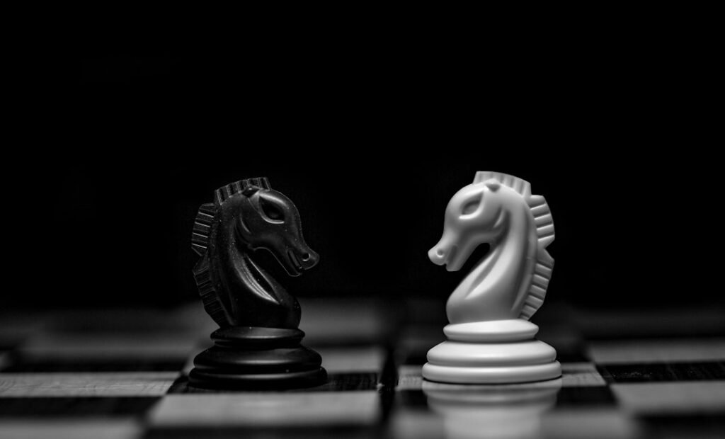 Two chess knights facing each other on a board, representing the aggressive kingside attack in the London System